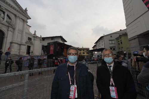 L'assessore regionale Pierpaolo Roberti insieme l presidente del Consiglio Regionale Piermauro Zanin nei pressi del podio del Giro d'Italia a S. Daniele